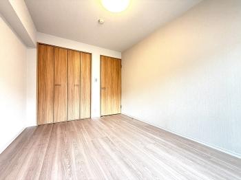 南面バルコニーに面する約6.0帖の洋室