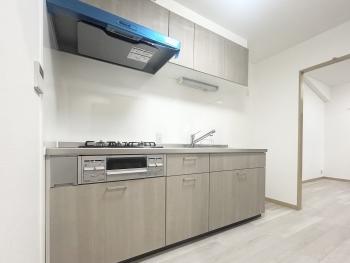 明るいブラウンを基調とした清潔感のあるキッチン。