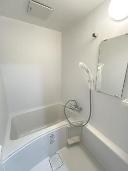 白を基調とした清潔感のある浴室