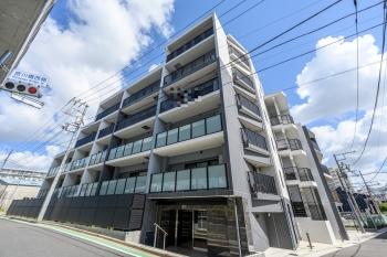 気品漂う白と重厚感のある深いグレーを基調にカラーリングされた外観