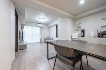 南西向き、約12.6帖のリビング・ダイニング