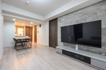 壁面の一部にデザイン性に優れ調湿機能のある「エコカラット」を施工