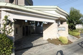 荷物の荷下ろしに便利なエントランス前の車寄せ