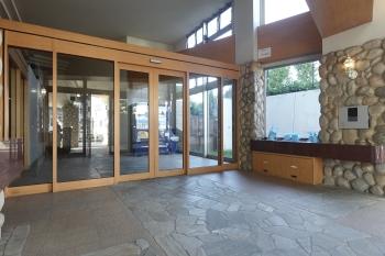 来訪者が一目でわかるモニター付きインターホンが備わるオートロック