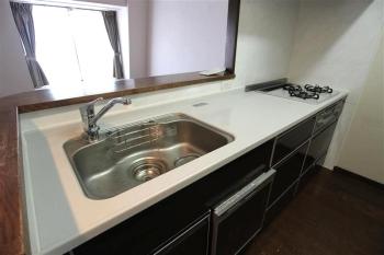 キッチン　リビングにいる家族の様子を見ながら調理ができます