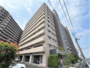 タイル張りの外観を北東方向より撮影