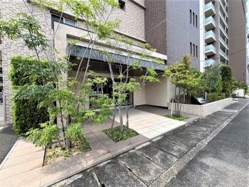 庇のあるアプローチ