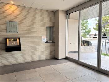 風除室内　オートロックパネルと管理人室窓口