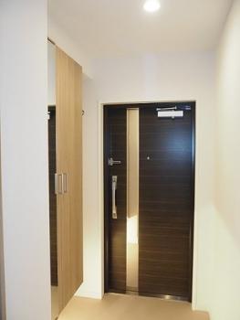 ミラー付で身だしなみチェックにも便利なシューズボックス