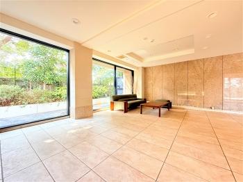 明るいエントランスロビー