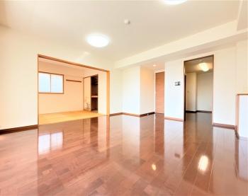 和室とつながる約18.8帖のリビングダイニングキッチンには床暖房完備