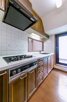 勝手口のある対面式システムキッチン（ＣＧで作成したリフォームイメージです）