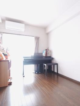 約６．１帖の洋室からは南西側バルコニーに出入りできます