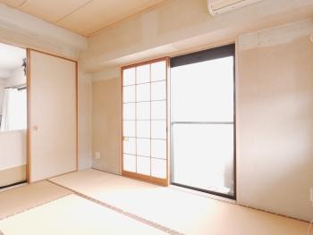 リビング隣接の和室には床下収納があります