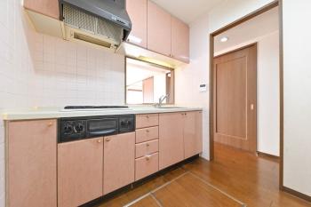 対面式のキッチン（床下収納もあります）