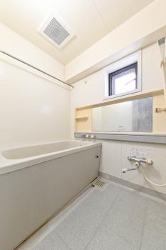 換気窓のある1218サイズの浴室