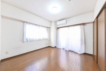 2面窓がある洋室約7.3帖