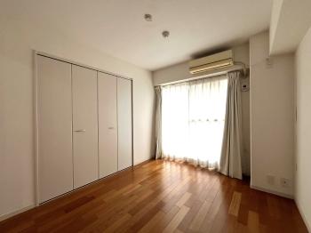 洋室２　午前中は自然光が室内に注ぎます