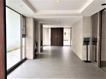 風除室　道路側・ロータリー側の２カ所に出入口