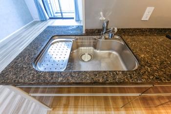 御影石の天板と便利なディスポーザー