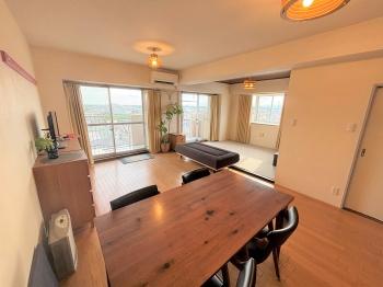 隣の畳コーナーとつながっており、開放感のあるゆったりしたリビングです。