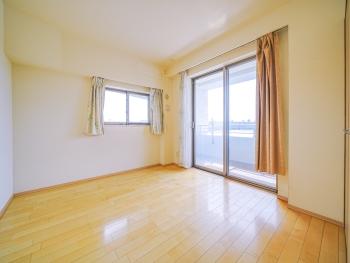 洋室１　約７．１帖　南側・東側に窓がございます（クロゼットあり）