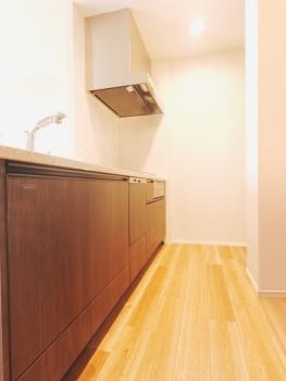 リビングダイニングが見渡せるオープンキッチン（CGで作成したリフォームイメージ）