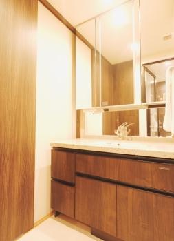 鏡裏にも収納ができる三面鏡タイプの洗面化粧台