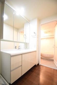 三面鏡付洗面化粧台は、二人並んでも支度がしやすいワイドタイプ