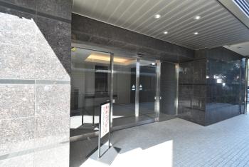 エントランス（北側）　非接触型電気錠システム採用