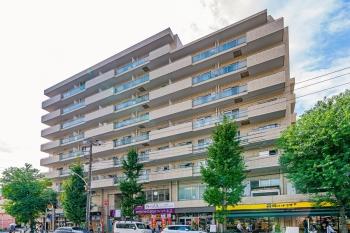 利便性と自然の調和が魅力のマンションです