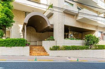 スロープ付きのエントランス