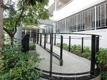 スロープのついたエントランス