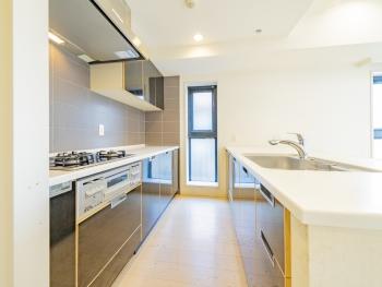 作業スペースが広くとれる2列型キッチンです。