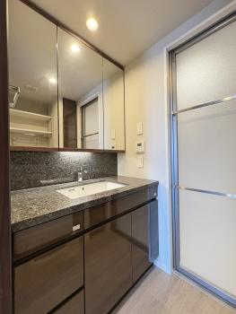 三面鏡洗面化粧台には曇り止め付