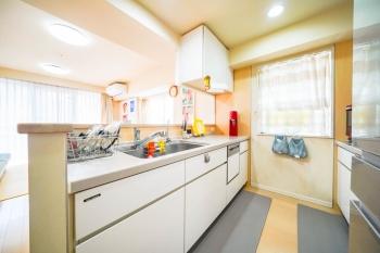 料理をしながらご家族や友人との会話を楽しめる、対面式キッチン