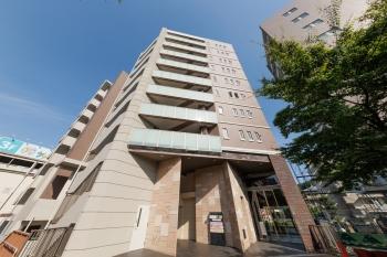 「センター南」駅バスロータリー沿いに立地