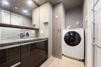 洗面化粧台はお手入れのしやすい天然御影石カウンターです（３面鏡裏収納）