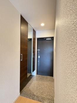 玄関収納扉には姿見鏡あり。