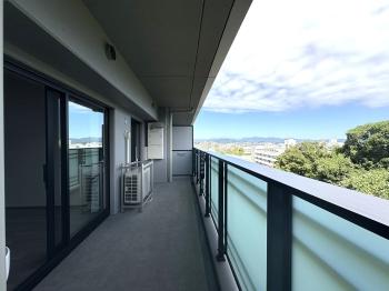 朝の光が差し込む東向きバルコニー