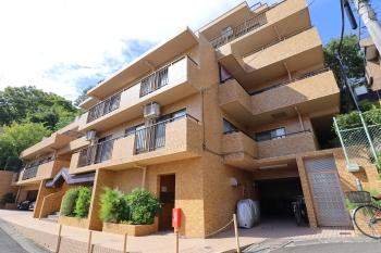 タイル貼りの明るい外観です。