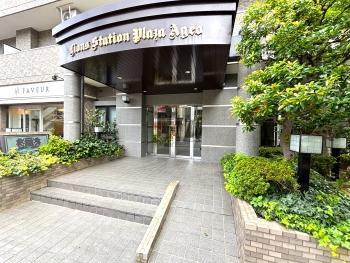 スロープ付きのエントランスは、ベビーカーや車いすの利用に便利です。