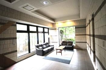 明るいエントランスロビー