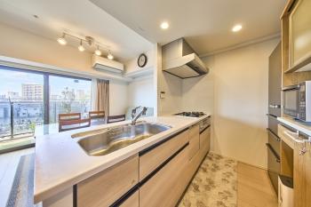 作業中にもご家族との会話を楽しむことができる対面キッチン