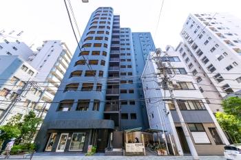 緑のタイルが印象的な現地外観