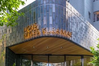 夜にはライトアップされるエントランス外観