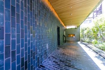 ガラス張りで明るい風除室