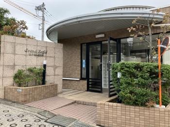 ブラウンカラーのタイル貼りのエントランス