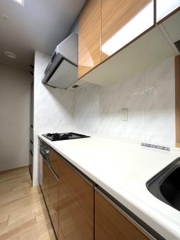 吊戸棚付きのシステムキッチンです。