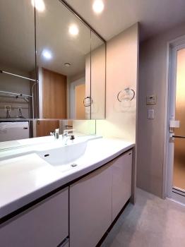 収納スペースが多い三面鏡洗面化粧台です。鏡の裏に小物類を収納できます。